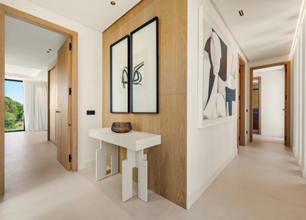 VILLA CONTEMPORÁNEA DE LUJO CON AMENIDADES MODERNAS EN SAN PEDRO DE ALCÁNTARA