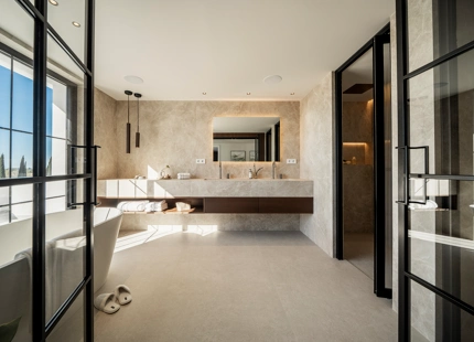 VILLA ELEGANTEMENTE RENOVADA CON VISTAS AL MAR Y AL GOLF EN NUEVA ANDALUCÍA