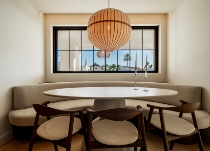 VILLA ELEGANTEMENTE RENOVADA CON VISTAS AL MAR Y AL GOLF EN NUEVA ANDALUCÍA