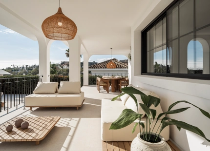 VILLA ELEGANTEMENTE RENOVADA CON VISTAS AL MAR Y AL GOLF EN NUEVA ANDALUCÍA