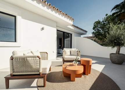 VILLA ELEGANTEMENTE RENOVADA CON VISTAS AL MAR Y AL GOLF EN NUEVA ANDALUCÍA