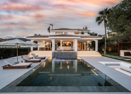 VILLA ELEGANTEMENTE RENOVADA CON VISTAS AL MAR Y AL GOLF EN NUEVA ANDALUCÍA
