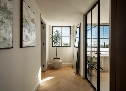 VILLA ELEGANTEMENTE RENOVADA CON VISTAS AL MAR Y AL GOLF EN NUEVA ANDALUCÍA