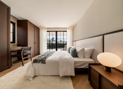 VILLA ELEGANTEMENTE RENOVADA CON VISTAS AL MAR Y AL GOLF EN NUEVA ANDALUCÍA
