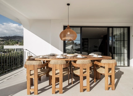 VILLA ELEGANTEMENTE RENOVADA CON VISTAS AL MAR Y AL GOLF EN NUEVA ANDALUCÍA