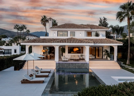 VILLA ELEGANTEMENTE RENOVADA CON VISTAS AL MAR Y AL GOLF EN NUEVA ANDALUCÍA