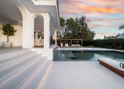 VILLA ELEGANTEMENTE RENOVADA CON VISTAS AL MAR Y AL GOLF EN NUEVA ANDALUCÍA