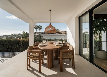 VILLA ELEGANTEMENTE RENOVADA CON VISTAS AL MAR Y AL GOLF EN NUEVA ANDALUCÍA
