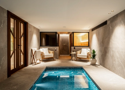 VILLA ELEGANTEMENTE RENOVADA CON VISTAS AL MAR Y AL GOLF EN NUEVA ANDALUCÍA