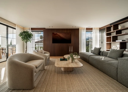 VILLA ELEGANTEMENTE RENOVADA CON VISTAS AL MAR Y AL GOLF EN NUEVA ANDALUCÍA