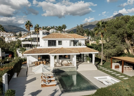 VILLA ELEGANTEMENTE RENOVADA CON VISTAS AL MAR Y AL GOLF EN NUEVA ANDALUCÍA