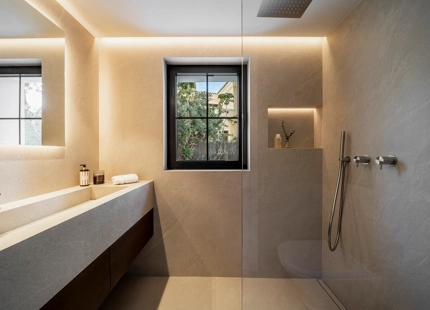 VILLA ELEGANTEMENTE RENOVADA CON VISTAS AL MAR Y AL GOLF EN NUEVA ANDALUCÍA