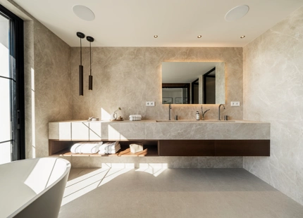 VILLA ELEGANTEMENTE RENOVADA CON VISTAS AL MAR Y AL GOLF EN NUEVA ANDALUCÍA