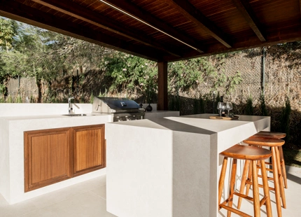 VILLA ELEGANTEMENTE RENOVADA CON VISTAS AL MAR Y AL GOLF EN NUEVA ANDALUCÍA