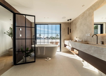 VILLA ELEGANTEMENTE RENOVADA CON VISTAS AL MAR Y AL GOLF EN NUEVA ANDALUCÍA