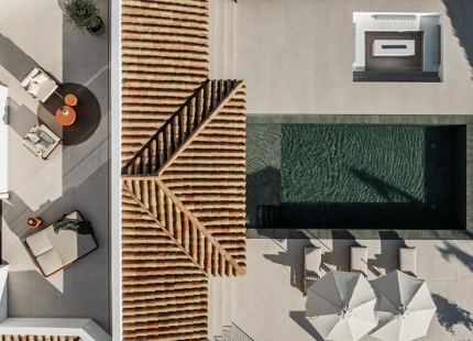 VILLA ELEGANTEMENTE RENOVADA CON VISTAS AL MAR Y AL GOLF EN NUEVA ANDALUCÍA