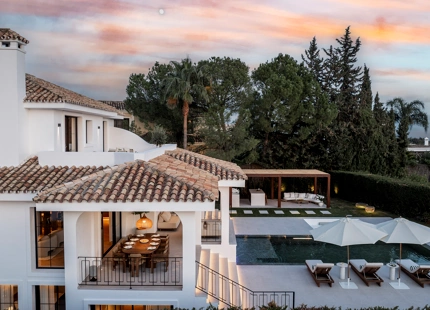 VILLA ELEGANTEMENTE RENOVADA CON VISTAS AL MAR Y AL GOLF EN NUEVA ANDALUCÍA