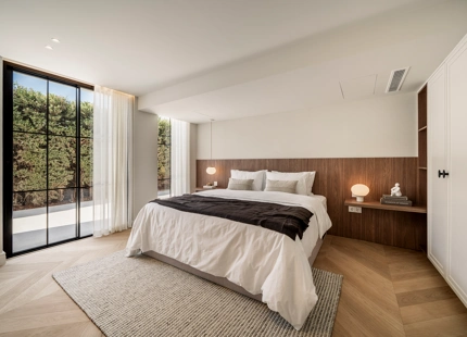 VILLA ELEGANTEMENTE RENOVADA CON VISTAS AL MAR Y AL GOLF EN NUEVA ANDALUCÍA
