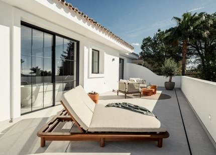 VILLA ELEGANTEMENTE RENOVADA CON VISTAS AL MAR Y AL GOLF EN NUEVA ANDALUCÍA