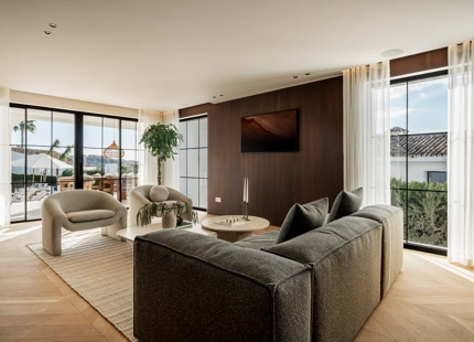 VILLA ELEGANTEMENTE RENOVADA CON VISTAS AL MAR Y AL GOLF EN NUEVA ANDALUCÍA