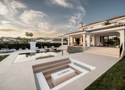 VILLA ELEGANTEMENTE RENOVADA CON VISTAS AL MAR Y AL GOLF EN NUEVA ANDALUCÍA