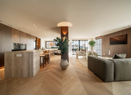 VILLA ELEGANTEMENTE RENOVADA CON VISTAS AL MAR Y AL GOLF EN NUEVA ANDALUCÍA