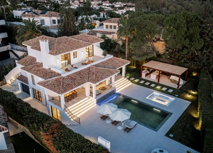 VILLA ELEGANTEMENTE RENOVADA CON VISTAS AL MAR Y AL GOLF EN NUEVA ANDALUCÍA