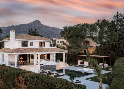 VILLA ELEGANTEMENTE RENOVADA CON VISTAS AL MAR Y AL GOLF EN NUEVA ANDALUCÍA