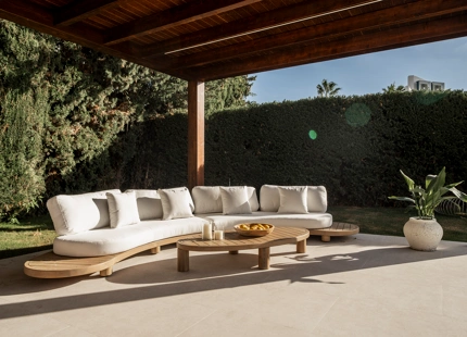 VILLA ELEGANTEMENTE RENOVADA CON VISTAS AL MAR Y AL GOLF EN NUEVA ANDALUCÍA
