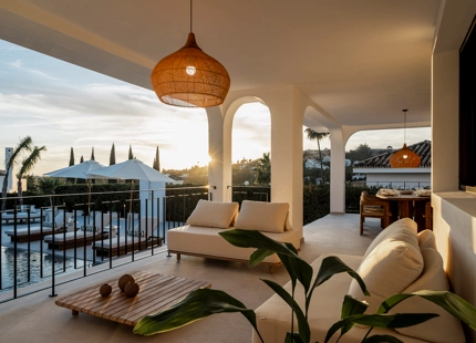 VILLA ELEGANTEMENTE RENOVADA CON VISTAS AL MAR Y AL GOLF EN NUEVA ANDALUCÍA