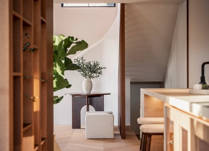 VILLA ELEGANTEMENTE RENOVADA CON VISTAS AL MAR Y AL GOLF EN NUEVA ANDALUCÍA