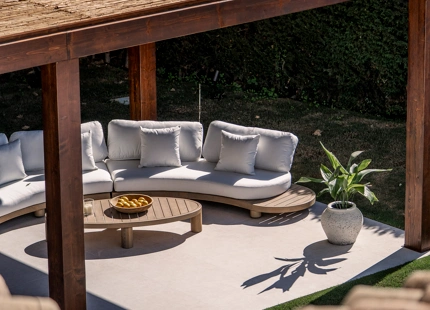 VILLA ELEGANTEMENTE RENOVADA CON VISTAS AL MAR Y AL GOLF EN NUEVA ANDALUCÍA