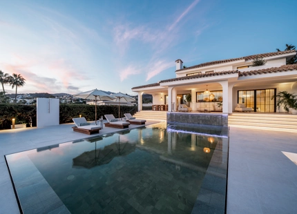 VILLA ELEGANTEMENTE RENOVADA CON VISTAS AL MAR Y AL GOLF EN NUEVA ANDALUCÍA
