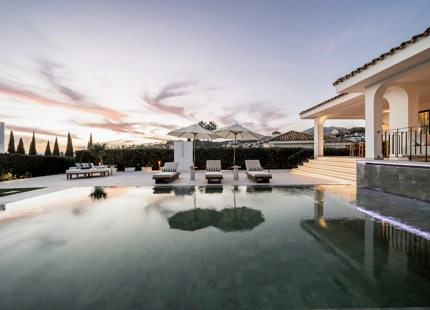 VILLA ELEGANTEMENTE RENOVADA CON VISTAS AL MAR Y AL GOLF EN NUEVA ANDALUCÍA