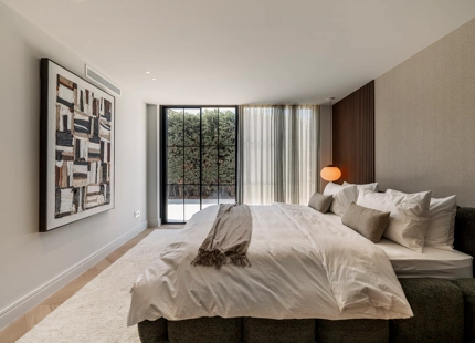 VILLA ELEGANTEMENTE RENOVADA CON VISTAS AL MAR Y AL GOLF EN NUEVA ANDALUCÍA