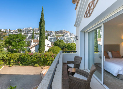 ELEGANT FRONTLINE GOLF VILLA WITH TIMELESS ANDALUSIAN CHARACTER IN LA QUINTA