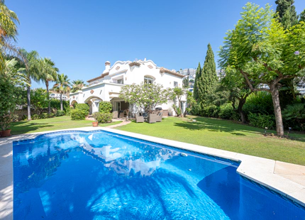 ELEGANT FRONTLINE GOLF VILLA WITH TIMELESS ANDALUSIAN CHARACTER IN LA QUINTA