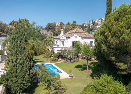 ELEGANT FRONTLINE GOLF VILLA WITH TIMELESS ANDALUSIAN CHARACTER IN LA QUINTA