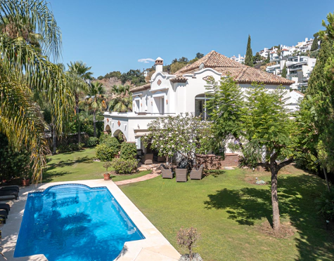 ELEGANT FRONTLINE GOLF VILLA WITH TIMELESS ANDALUSIAN CHARACTER IN LA QUINTA