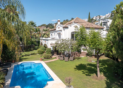 ELEGANT FRONTLINE GOLF VILLA WITH TIMELESS ANDALUSIAN CHARACTER IN LA QUINTA