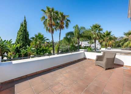 ELEGANT FRONTLINE GOLF VILLA WITH TIMELESS ANDALUSIAN CHARACTER IN LA QUINTA