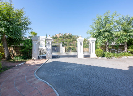 ELEGANT FRONTLINE GOLF VILLA WITH TIMELESS ANDALUSIAN CHARACTER IN LA QUINTA