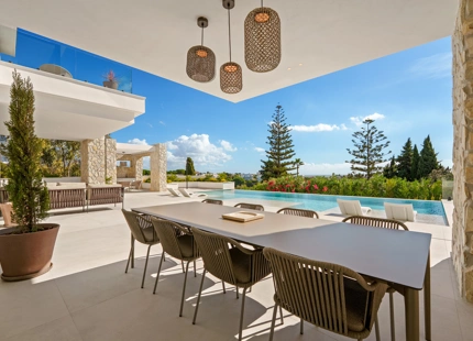 ENCANTADORA VILLA CONTEMPORÁNEA CON VISTAS PANORÁMICAS EN VENTA EN LA QUINTA