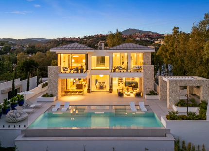ENCANTADORA VILLA CONTEMPORÁNEA CON VISTAS PANORÁMICAS EN VENTA EN LA QUINTA