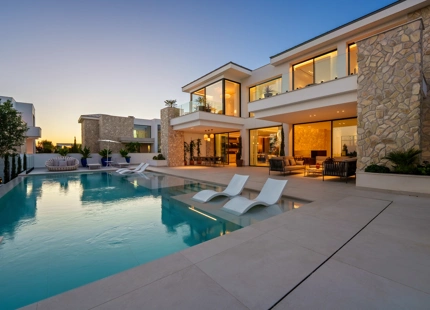 ENCANTADORA VILLA CONTEMPORÁNEA CON VISTAS PANORÁMICAS EN VENTA EN LA QUINTA