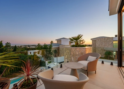 ENCANTADORA VILLA CONTEMPORÁNEA CON VISTAS PANORÁMICAS EN VENTA EN LA QUINTA