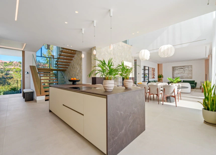 ENCANTADORA VILLA CONTEMPORÁNEA CON VISTAS PANORÁMICAS EN VENTA EN LA QUINTA