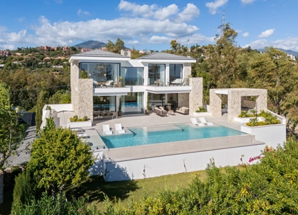 ENCANTADORA VILLA CONTEMPORÁNEA CON VISTAS PANORÁMICAS EN VENTA EN LA QUINTA