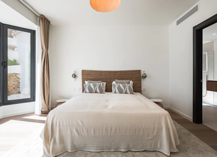 RENOVATED LUXURY VILLA WITH SEA VIEWS FOR SALE IN EL MADROÑAL