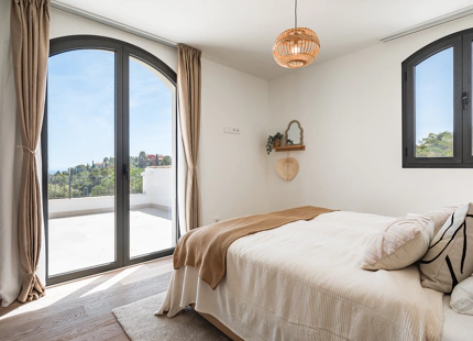 RENOVATED LUXURY VILLA WITH SEA VIEWS FOR SALE IN EL MADROÑAL